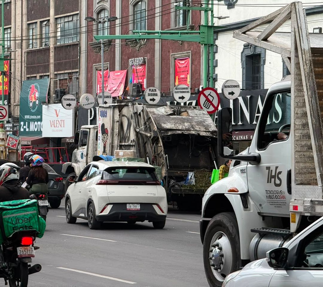 La unidad de recolección de basura involucrada en el incidente. Foto: N+